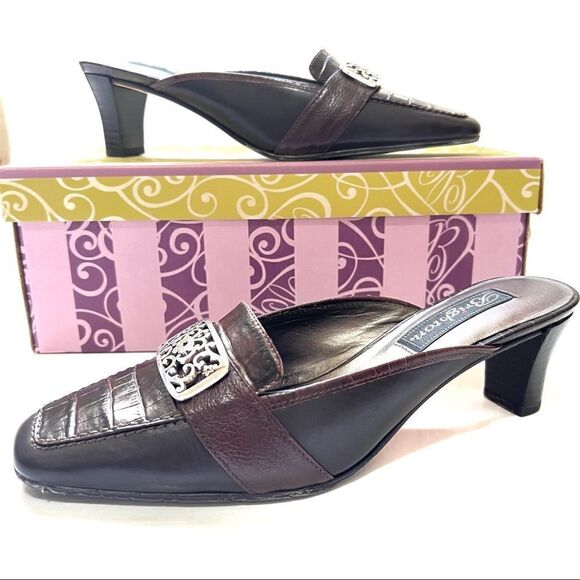 BRIGHTON NWT Size 6.5 STEPH Chocolate Brown Leather Crocodile Slip On Mule Heel - Picture 1 of 9